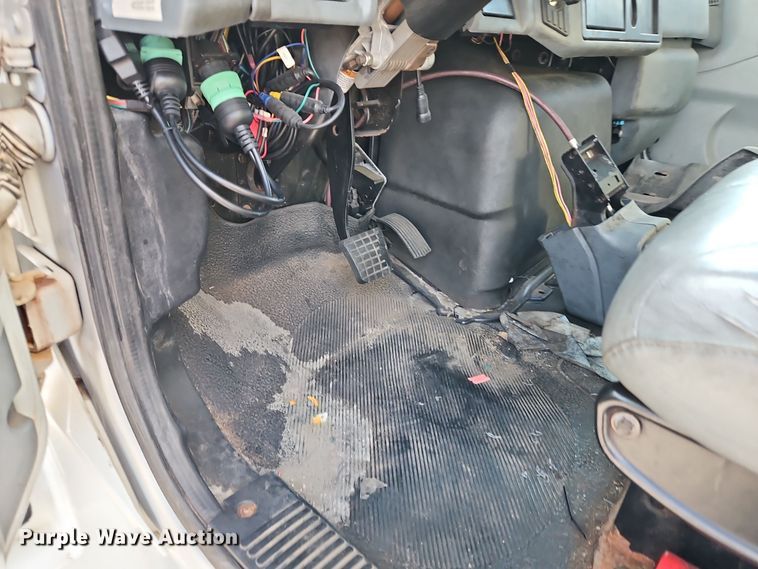 image for item EI8393 2007 International  4300  box truck