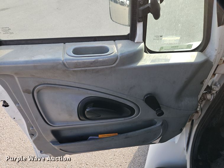 image for item EI8393 2007 International  4300  box truck