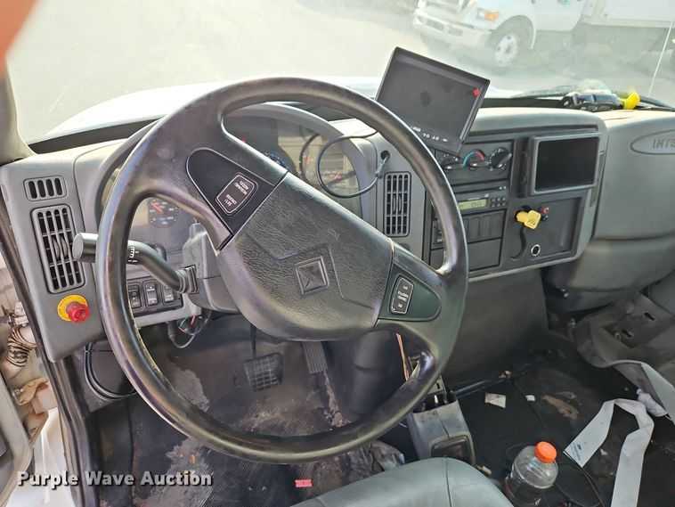 image for item EI8393 2007 International  4300  box truck