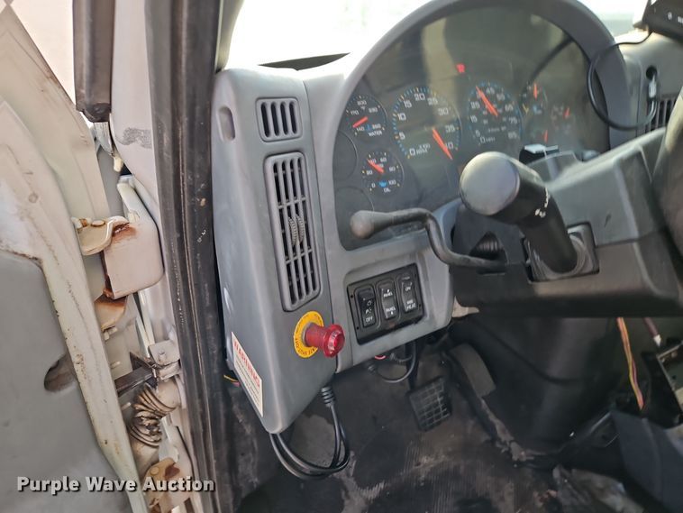 image for item EI8393 2007 International  4300  box truck