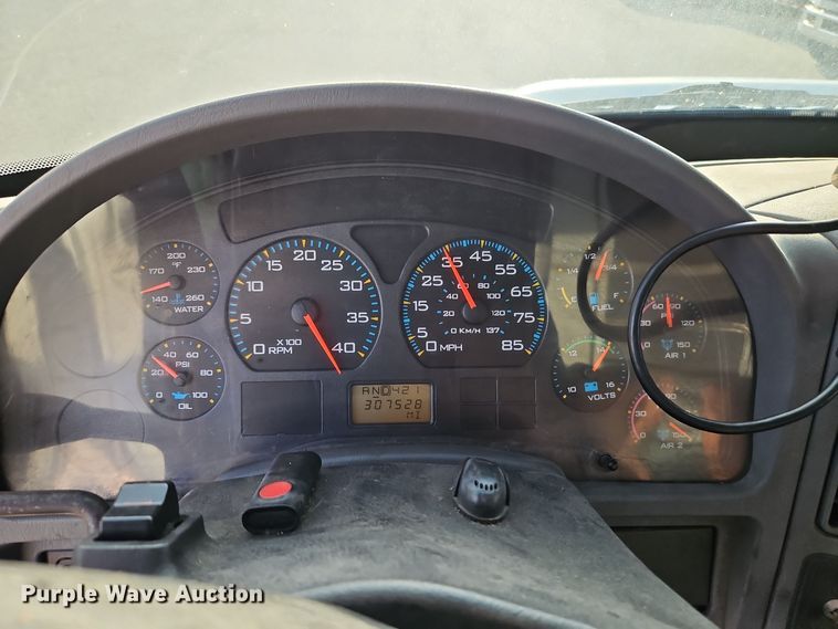 image for item EI8393 2007 International  4300  box truck