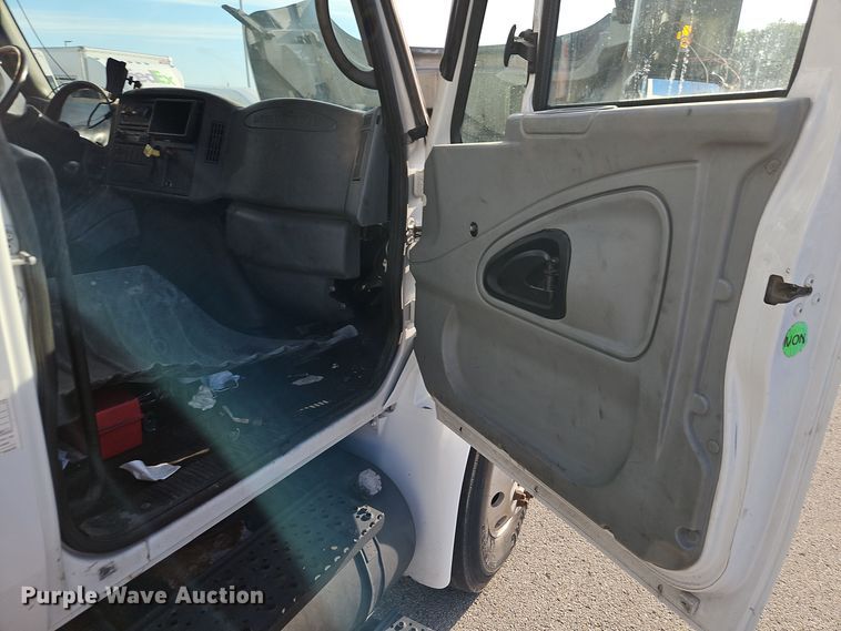 image for item EI8393 2007 International  4300  box truck