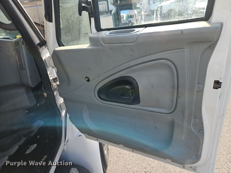 image for item EI8393 2007 International  4300  box truck