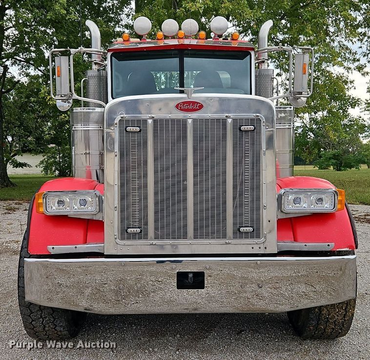 image for item EI8400 2007 Peterbilt  379 semi truck