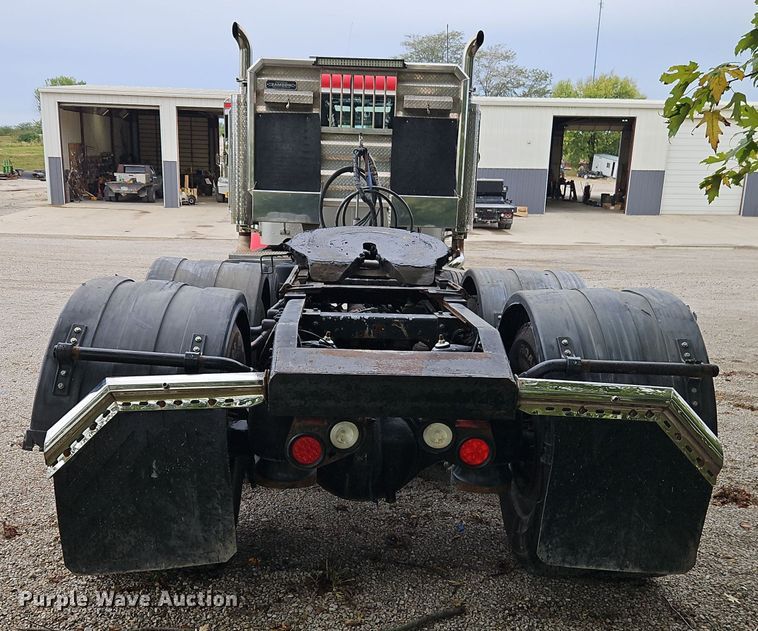 image for item EI8400 2007 Peterbilt  379 semi truck