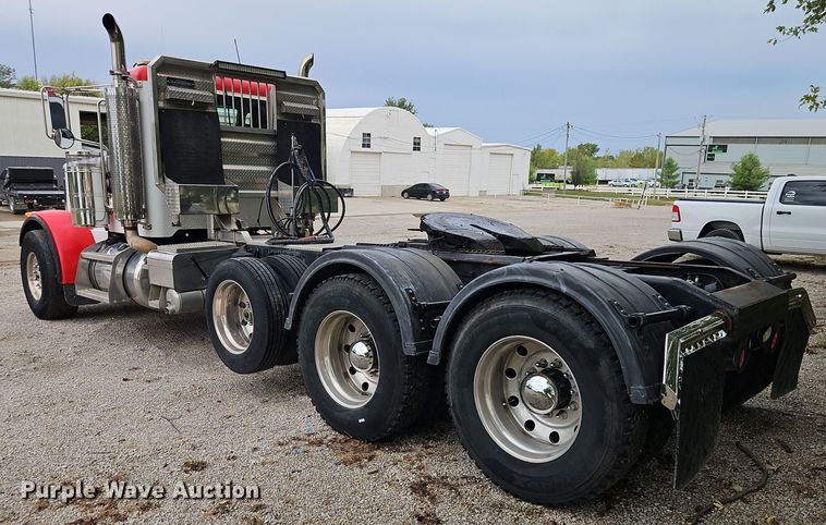 image for item EI8400 2007 Peterbilt  379 semi truck
