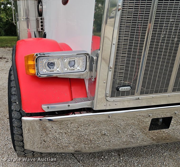 image for item EI8400 2007 Peterbilt  379 semi truck
