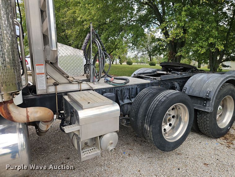 image for item EI8400 2007 Peterbilt  379 semi truck