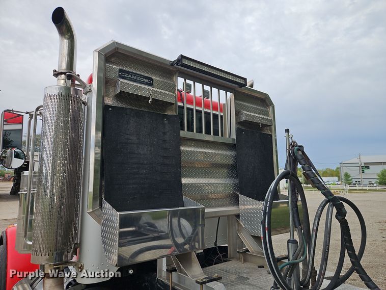 image for item EI8400 2007 Peterbilt  379 semi truck