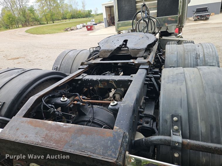 image for item EI8400 2007 Peterbilt  379 semi truck