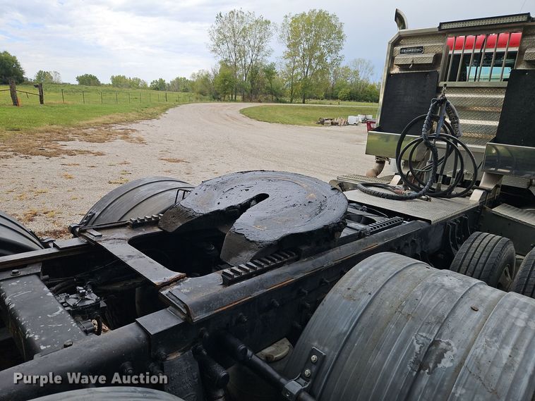 image for item EI8400 2007 Peterbilt  379 semi truck