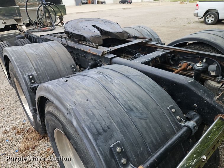 image for item EI8400 2007 Peterbilt  379 semi truck