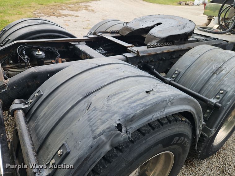 image for item EI8400 2007 Peterbilt  379 semi truck