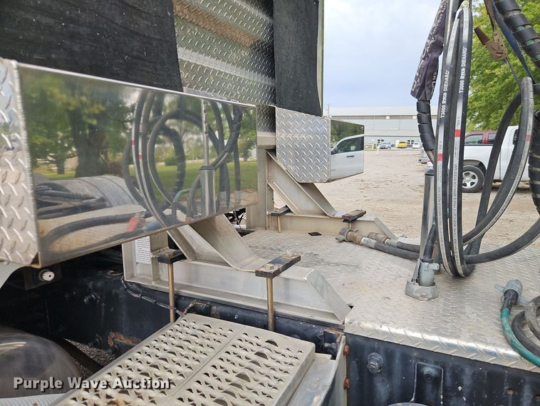 image for item EI8400 2007 Peterbilt  379 semi truck