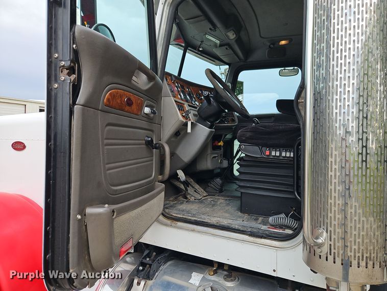 image for item EI8400 2007 Peterbilt  379 semi truck