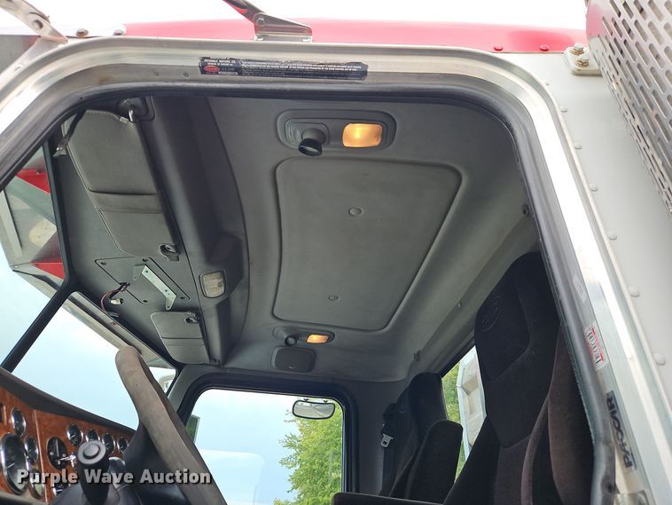 image for item EI8400 2007 Peterbilt  379 semi truck