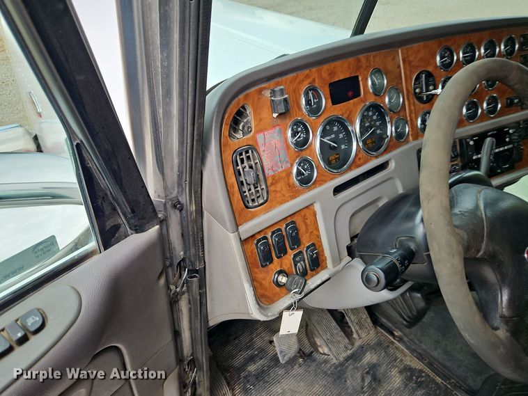 image for item EI8400 2007 Peterbilt  379 semi truck