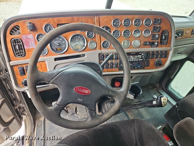 image for item EI8400 2007 Peterbilt  379 semi truck