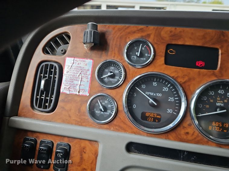 image for item EI8400 2007 Peterbilt  379 semi truck