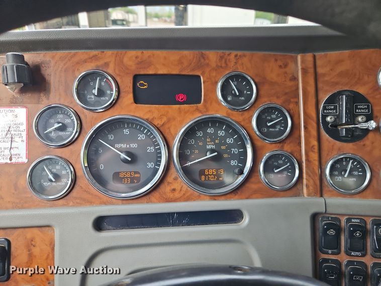 image for item EI8400 2007 Peterbilt  379 semi truck