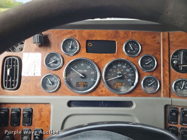 image for item EI8400 2007 Peterbilt  379 semi truck