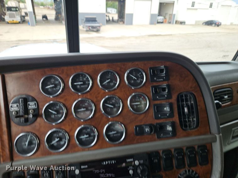 image for item EI8400 2007 Peterbilt  379 semi truck