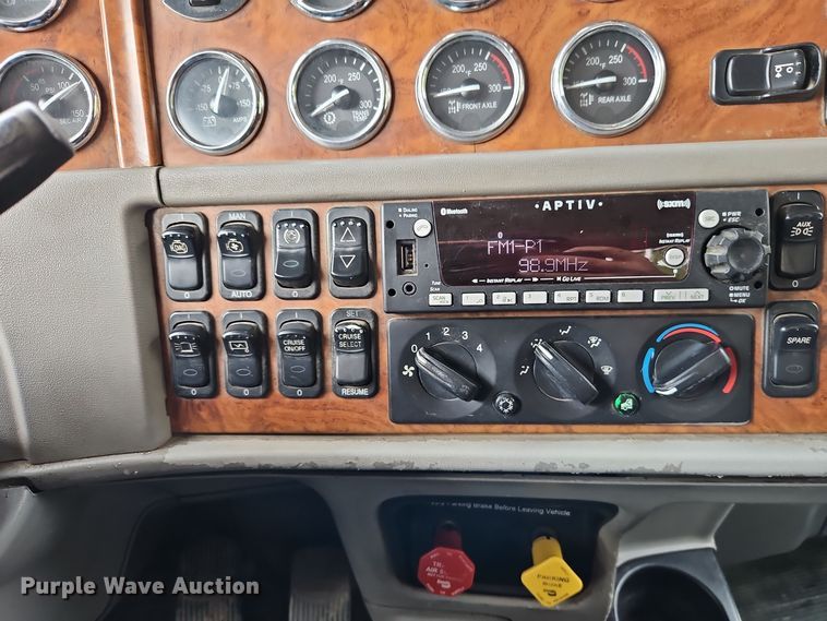 image for item EI8400 2007 Peterbilt  379 semi truck