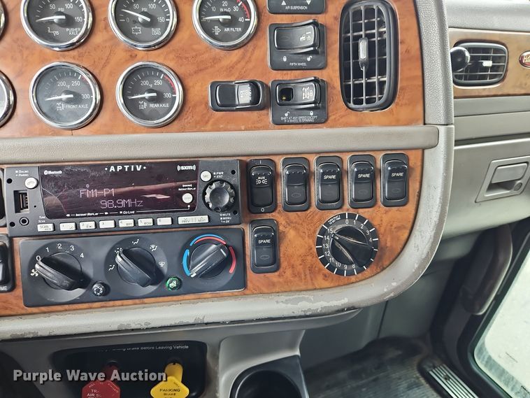 image for item EI8400 2007 Peterbilt  379 semi truck