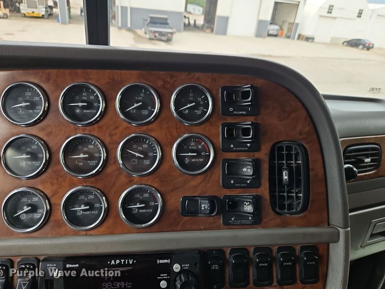 image for item EI8400 2007 Peterbilt  379 semi truck