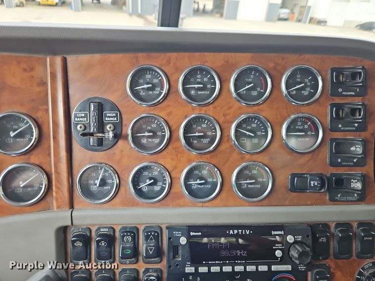 image for item EI8400 2007 Peterbilt  379 semi truck