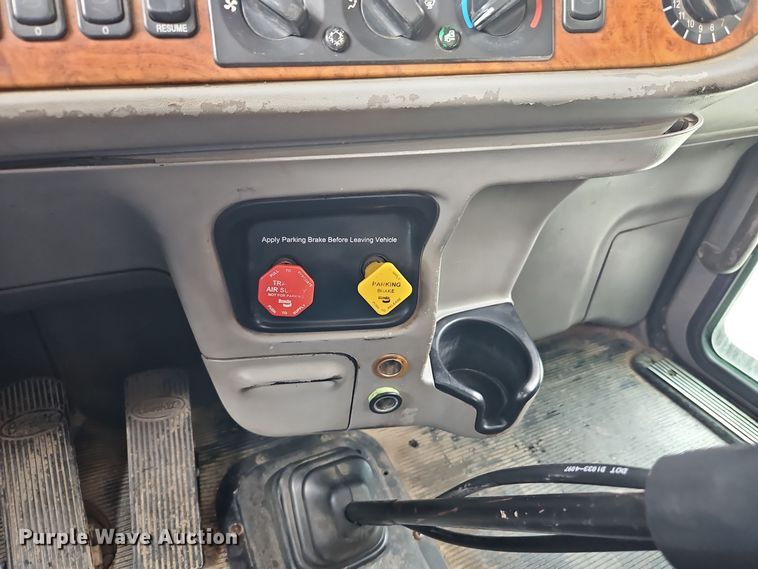 image for item EI8400 2007 Peterbilt  379 semi truck