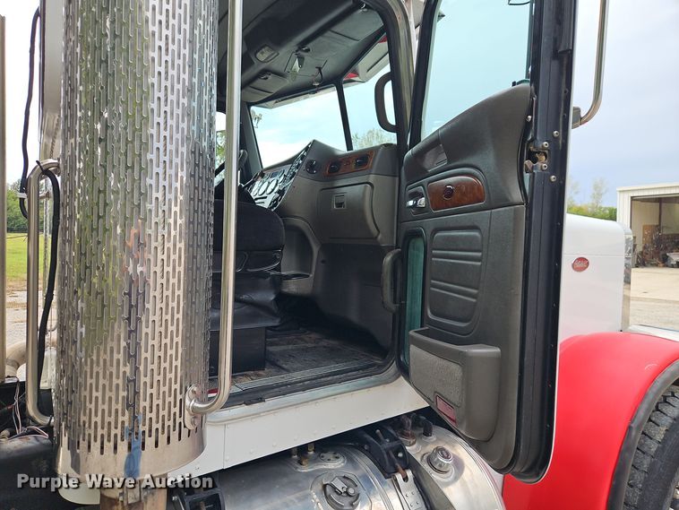 image for item EI8400 2007 Peterbilt  379 semi truck
