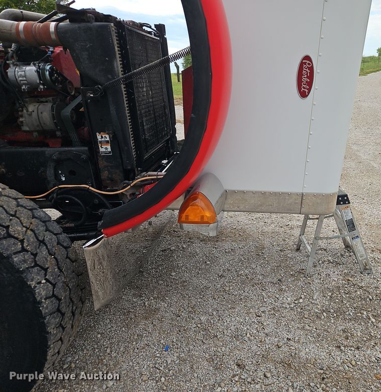 image for item EI8400 2007 Peterbilt  379 semi truck