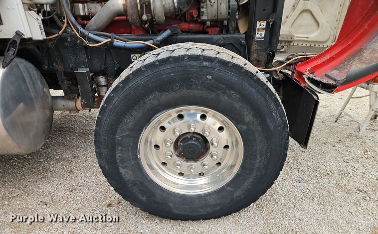 image for item EI8400 2007 Peterbilt  379 semi truck