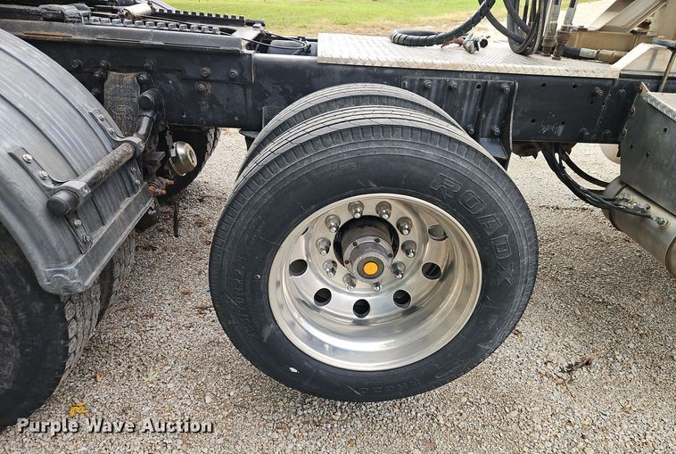 image for item EI8400 2007 Peterbilt  379 semi truck