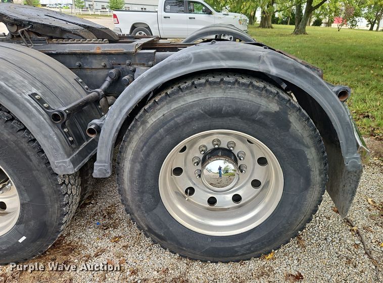 image for item EI8400 2007 Peterbilt  379 semi truck