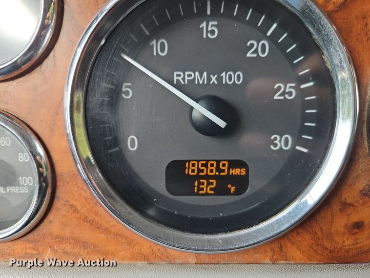 image for item EI8400 2007 Peterbilt  379 semi truck