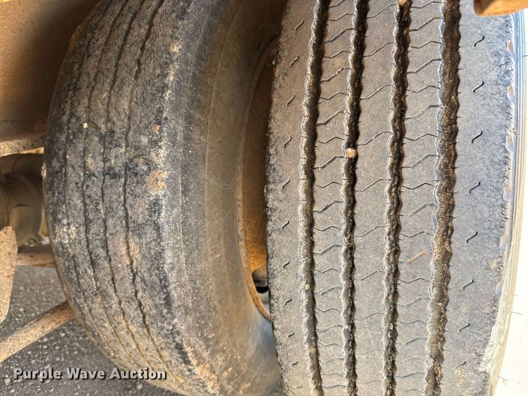 image for item EJ3081 2002 Viking VFD46R16F35T drop deck equipment trailer