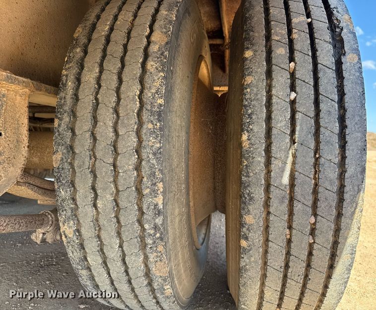 image for item EJ3081 2002 Viking VFD46R16F35T drop deck equipment trailer