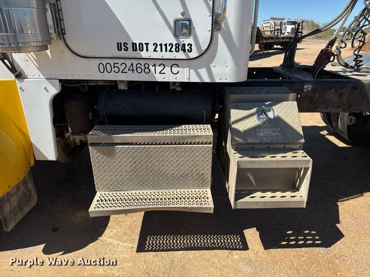 image for item EJ3082 1999 Peterbilt 378 semi truck
