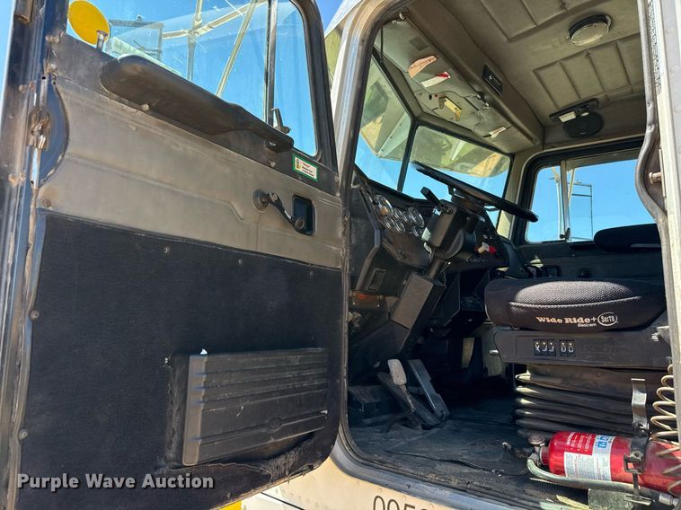 image for item EJ3082 1999 Peterbilt 378 semi truck