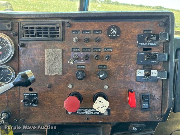 image for item EJ3082 1999 Peterbilt 378 semi truck