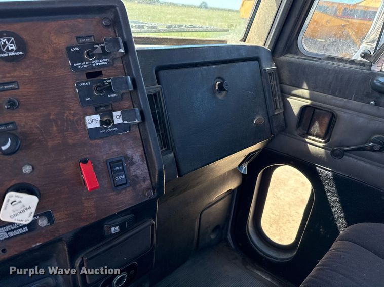 image for item EJ3082 1999 Peterbilt 378 semi truck