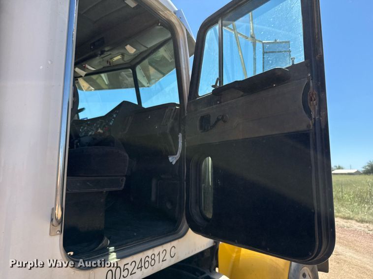 image for item EJ3082 1999 Peterbilt 378 semi truck