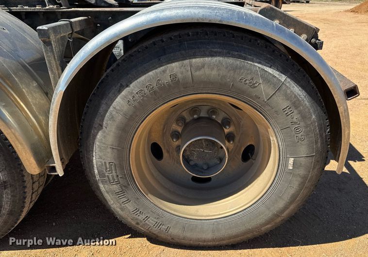 image for item EJ3082 1999 Peterbilt 378 semi truck