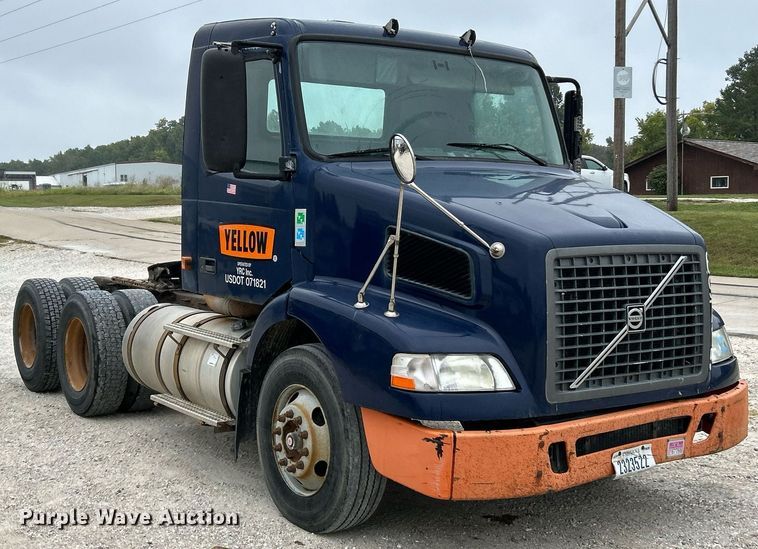 image for item EK3336 2005 Volvo  VNM semi truck