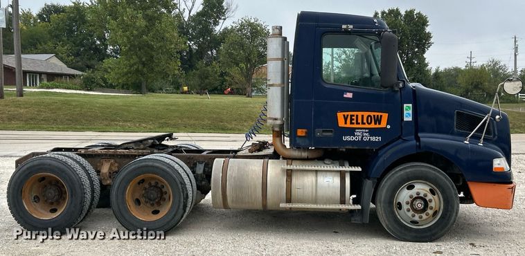 image for item EK3336 2005 Volvo  VNM semi truck