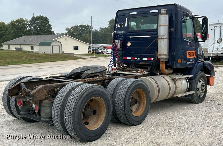 image for item EK3336 2005 Volvo  VNM semi truck