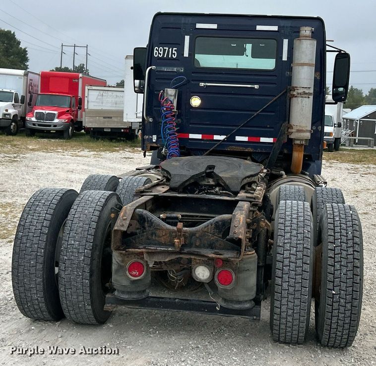 image for item EK3336 2005 Volvo  VNM semi truck