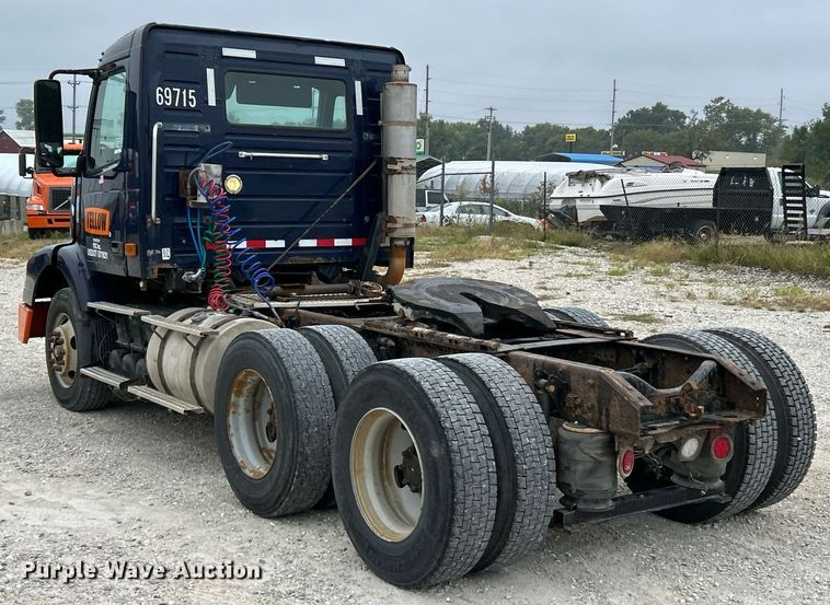 image for item EK3336 2005 Volvo  VNM semi truck